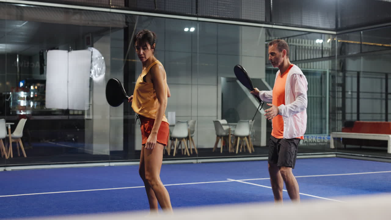 Personer som spelar padeltennis