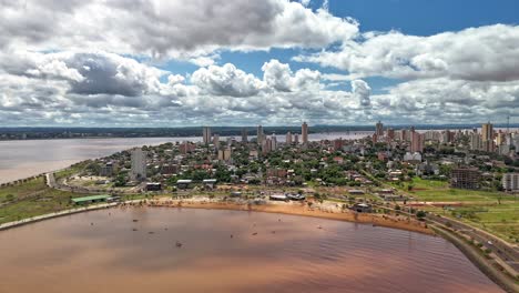 Hyperlapse-Der-Stadt-Posadas,-Misiones,-Argentinien