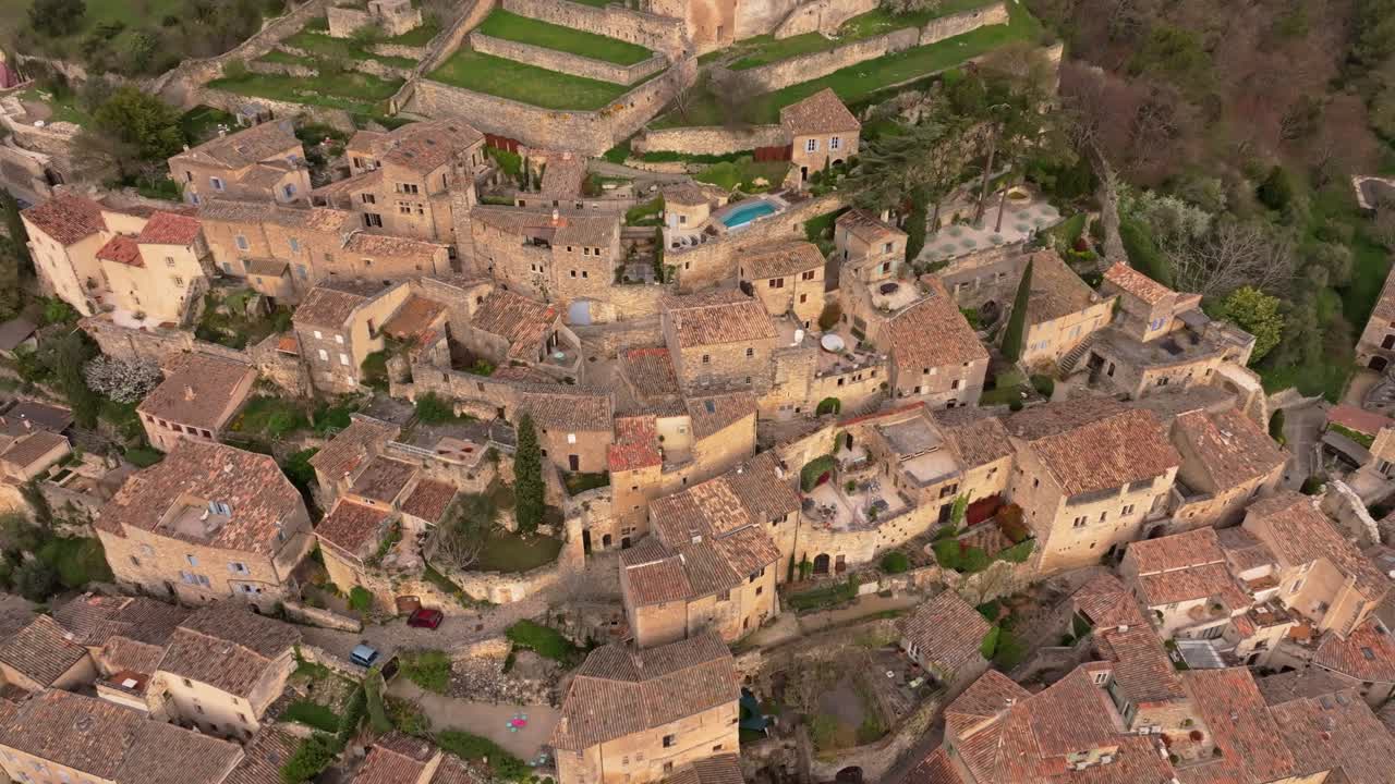 Vista aerea della tranquilla Lacoste e delle rovine del castello sotto il sole dorato del mattino