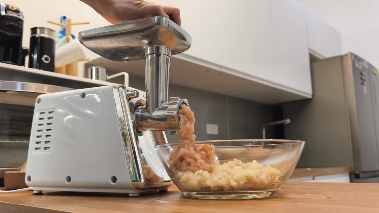 с помощью мясорубки для приготовления измельченного мяса