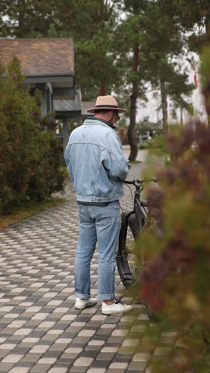 Man with a fat tire bike near the resort