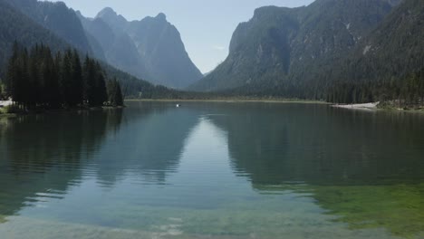 Radfahrer,-Die-über-Eine-Kleine-Brücke-Mit-Einem-Epischen-Naturhintergrund-Radeln,-Lago-Di-Tobbiaca