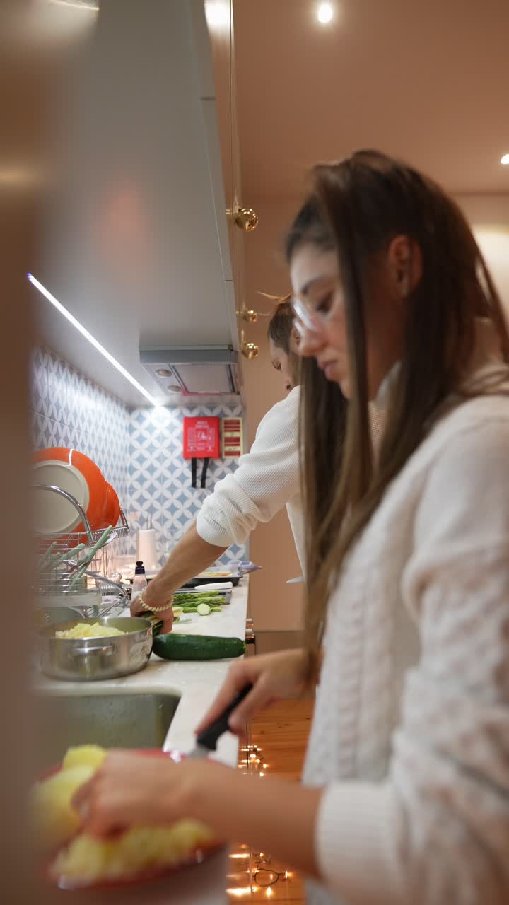 pareja cocinando juntos en una cocina moderna
