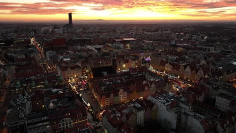 espíritu navideño sobre la plaza del mercado de wroclaw: vistas de drones