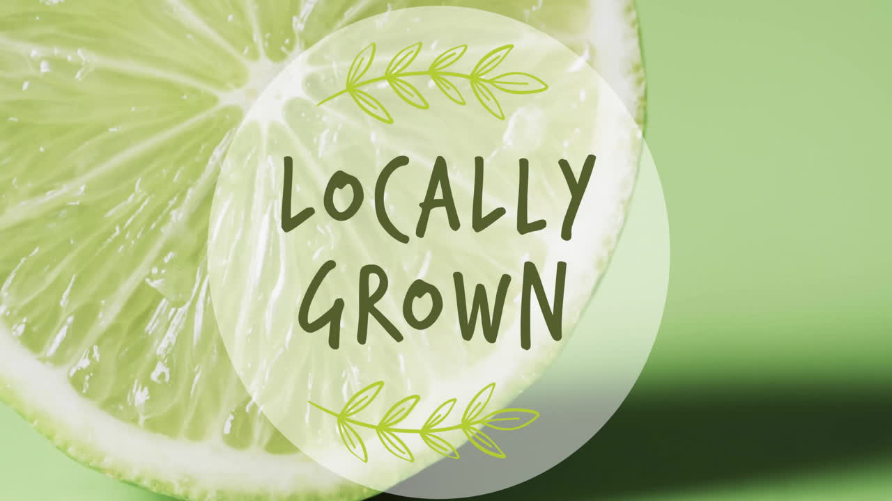 녹색 배경에 반으로 갈라진 라임 위에 지역적으로 재배 된 텍스트의 애니메이션