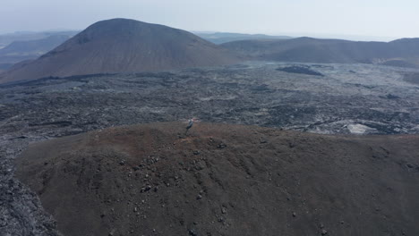 La-órbita-Disparó-Alrededor-De-Un-Helicóptero-Que-Aterrizó-En-Un-Terreno-Elevado-Rodeado-De-Lava-Nueva.-Vista-Panorámica-Del-Paisaje-Volcánico.-Volcán-Fagradalsfjall.-Islandia,-2021