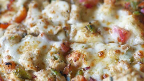 primer plano de una pizza de pollo