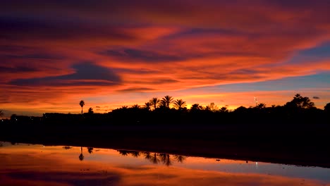 lapso de tiempo, cielo con colores asombrosos, caricaturas de caricaturas como el rey león, colores naranja, rosa y púrpura se mezclan en las nubes sobre un cielo azul y dorado iluminado por el sol