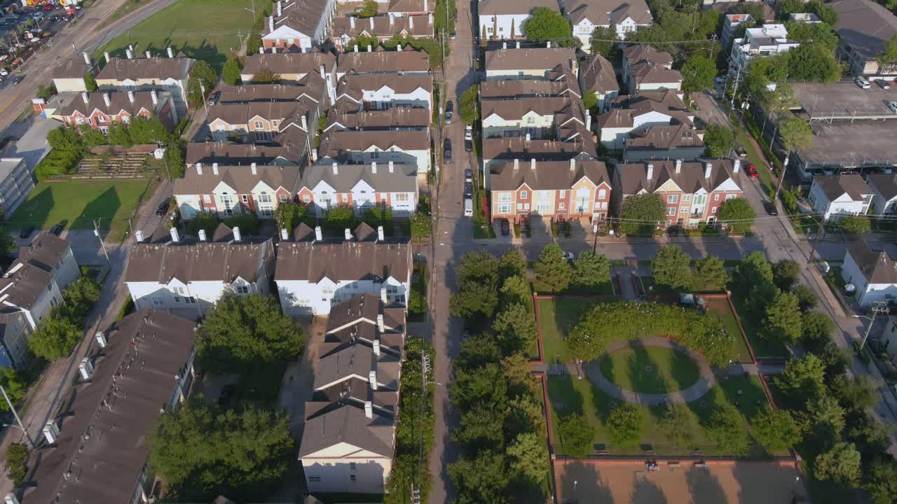 vista de pájaro de casas recientemente desarrolladas cerca del centro de houston