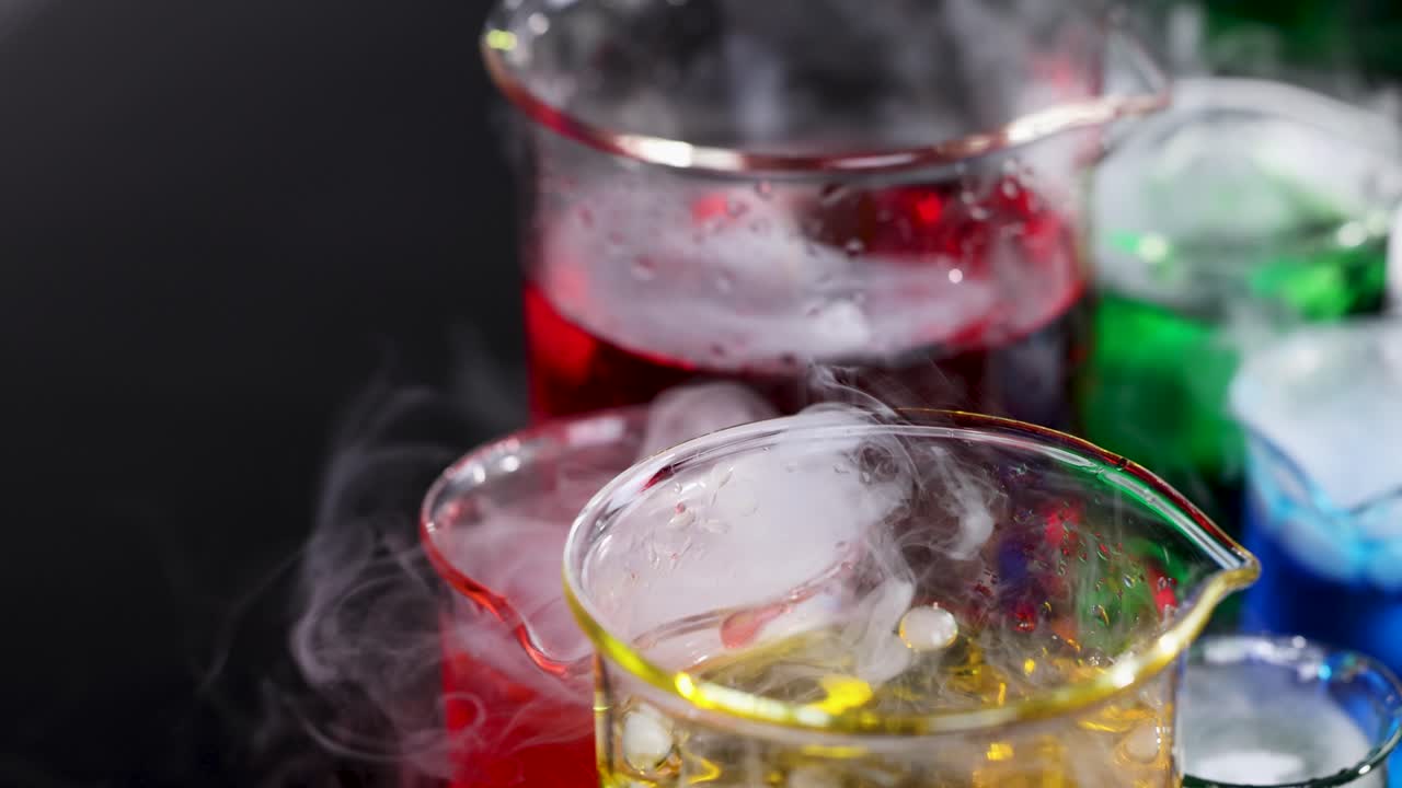 다채로운 액체와 연기 반응을 가진 컵