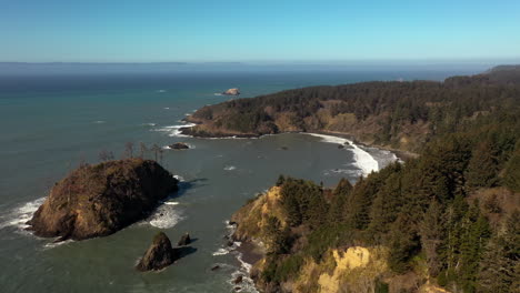 Trinidad-California-4k-Vista-Aérea-De-La-Playa-Estatal-Y-La-Isla-Pewetole