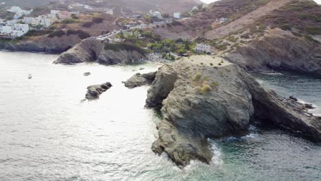 El-Dron-Vuela-De-Lado-Sobre-El-Mar-En-Dirección-A-La-Bahía-De-Evita,-Bali,-En-Creta,-Grecia.-El-Mar-Es-Azul-Y-Claro,-Una-Hermosa-Bahía-Con-Playa.