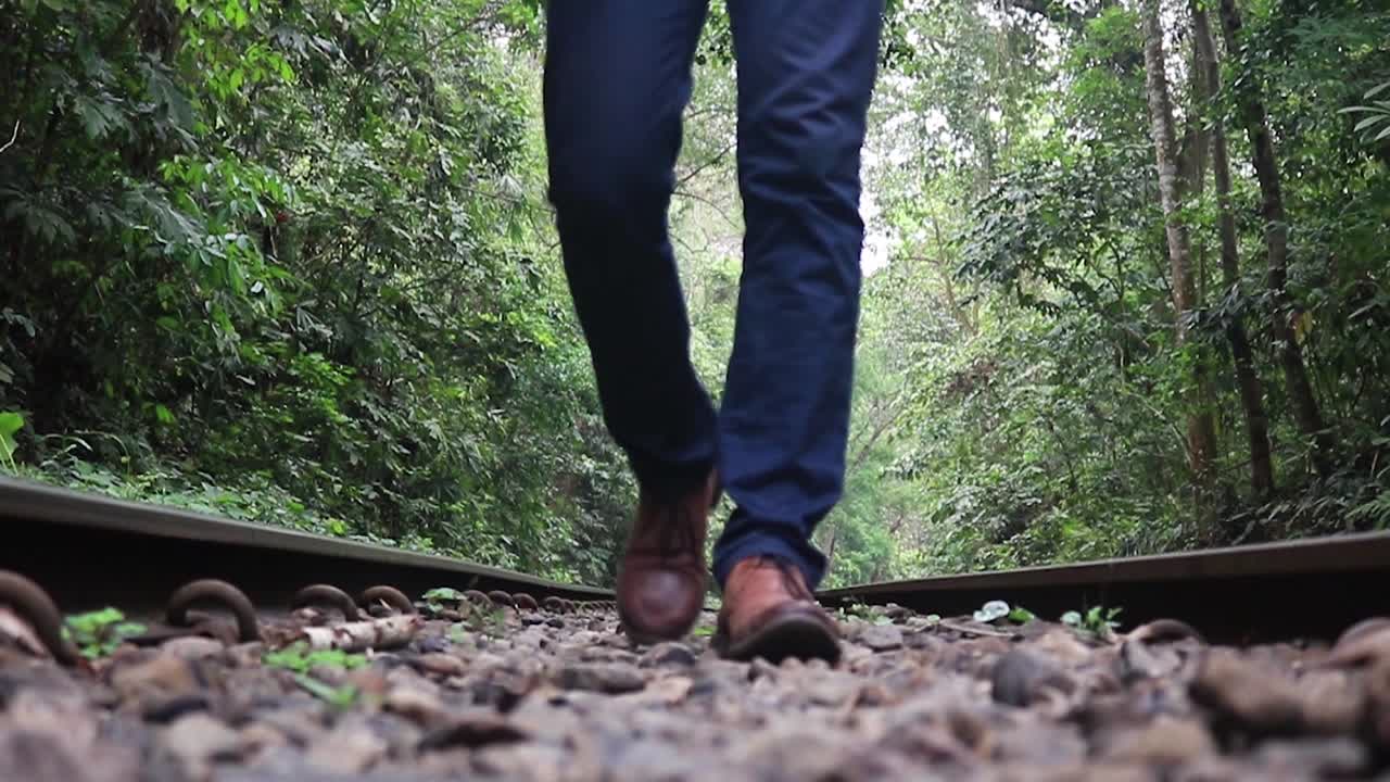 persona caminando sobre la vía del tren parque nacional lawachara, sylhet bangladesh