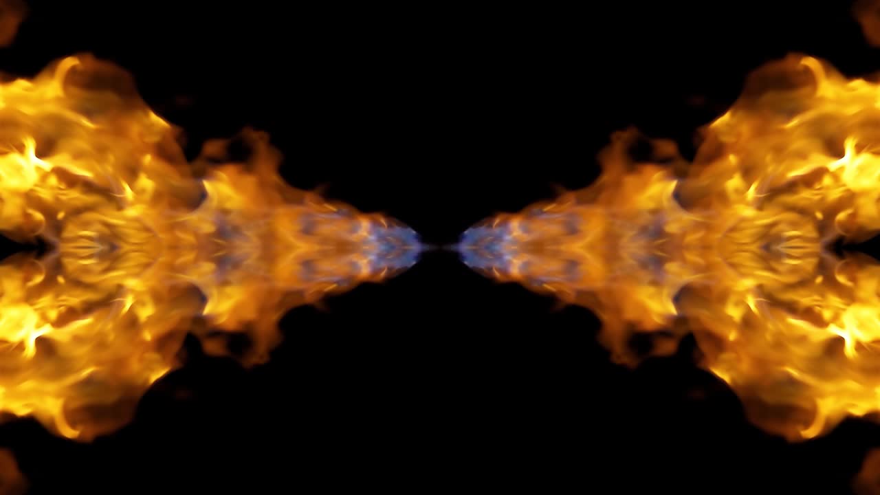 video crudo en cámara lenta de 4k de fuego, explosión, estallido de fuego, chorro de corriente de fuego aislado en un fondo negro. con reflejo y efecto espejo como en un caleidoscopio. hermoso patrón de espejo de fuego.