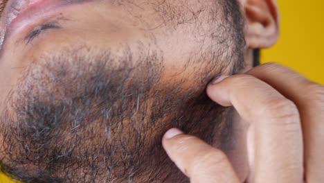 hombre que sufre de picazón en la piel de su cara