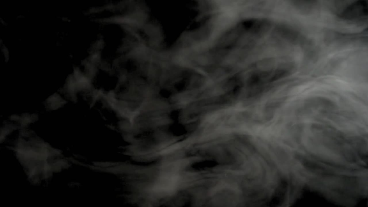 Fumo bianco animato su sfondo nero — Nebbia, foschia, vapore, movimento astratto, contenuto visivo atmosferico