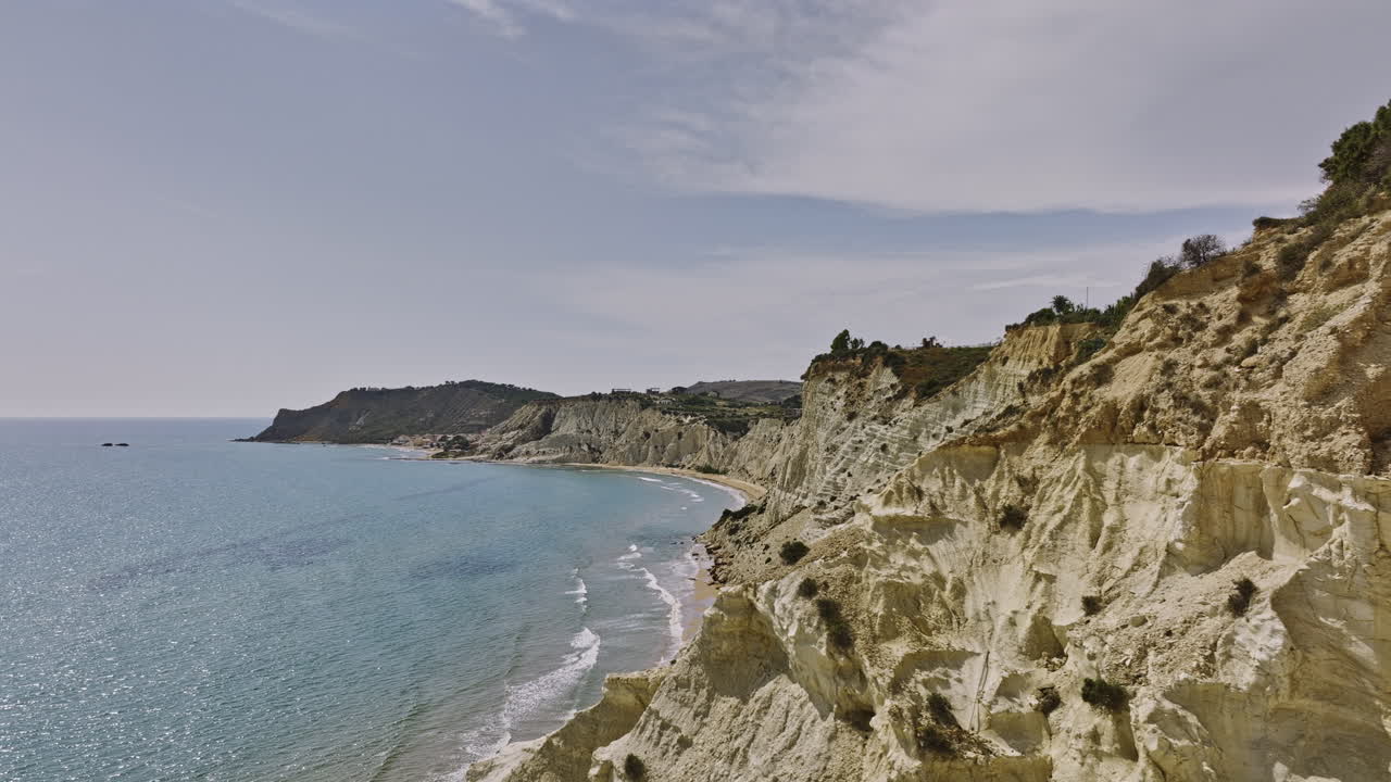 이탈리아의 스칼라 데이 터키 (scala dei turchi) 에어리얼 v4 시네마틱 트래킹 (aerial v4 cinematic tracking) 은 지중해에서 고유한 바위 형성인 하 마르 절벽의 푸른 해안 풍경을 포착하는 을 보여줍니다.