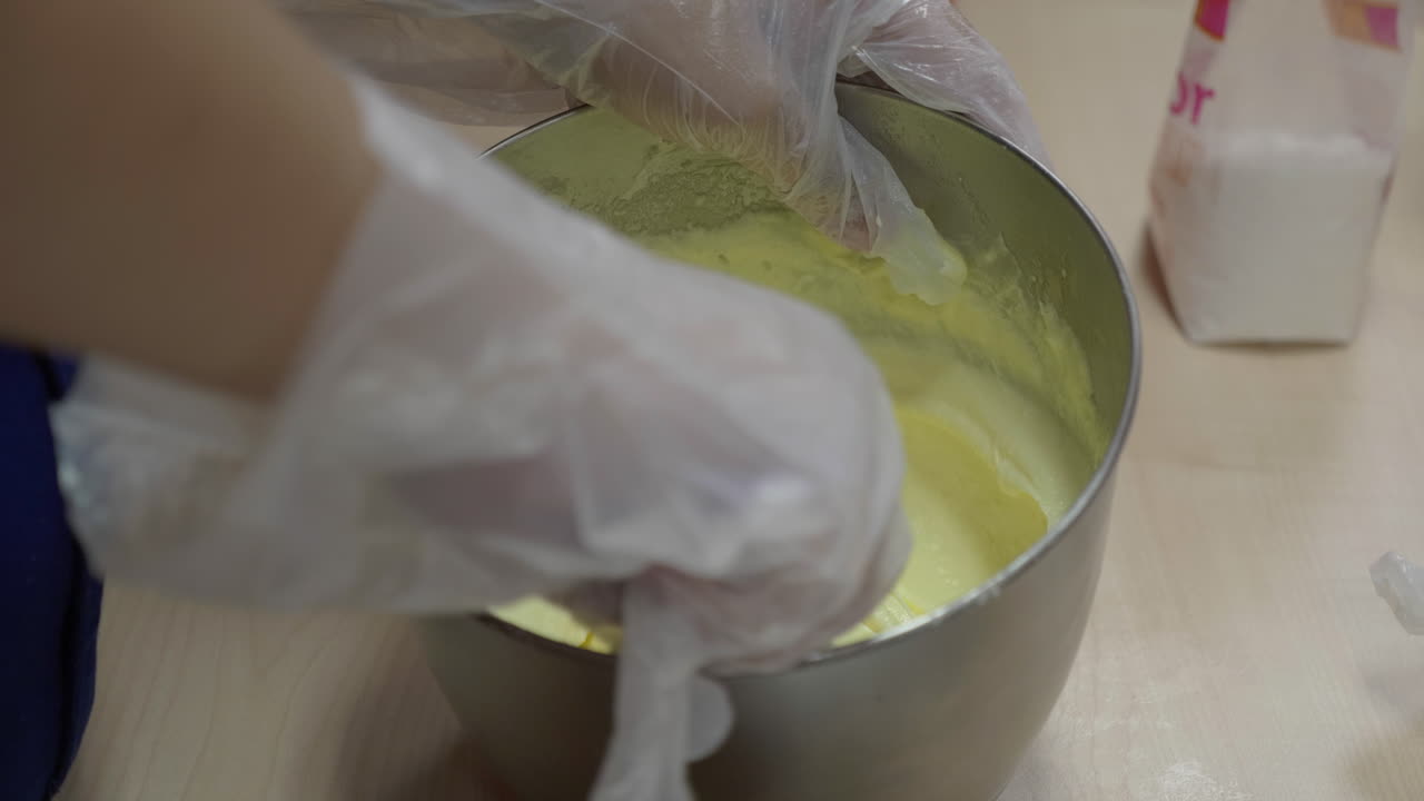 derretir la mantequilla y mezclar el ingrediente de la galleta