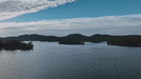 Luftaufnahme-Einer-Idyllischen-Seeszene-Mit-Inselchen-Bei-Sonnenaufgang