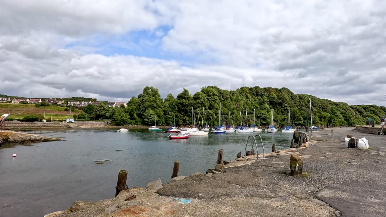 barcos atracados en aberdour, fife, escocia