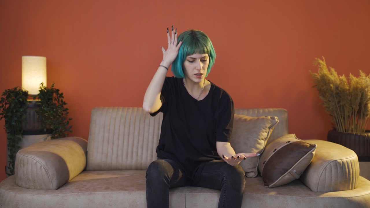 la joven está hablando sola y enojándose.