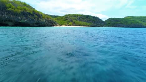 drohnen fliegen schnell über kristallklare karibische gewässer von san juan curacao zum strand