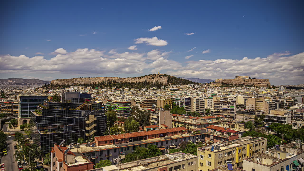 timelapse filmado sobre la ciudad de atenas con la acrópolis en el fondo en grecia en un día soleado