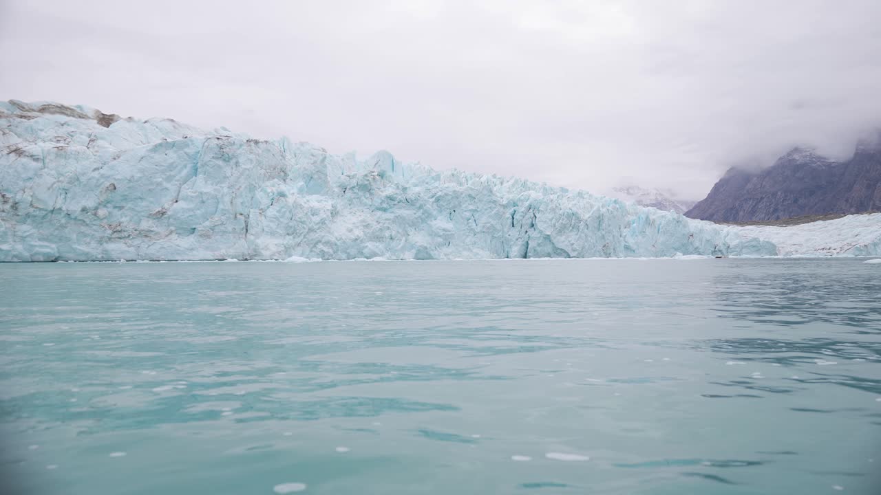 빙하와 차가운 북극 바다, 보트 승객 pov
