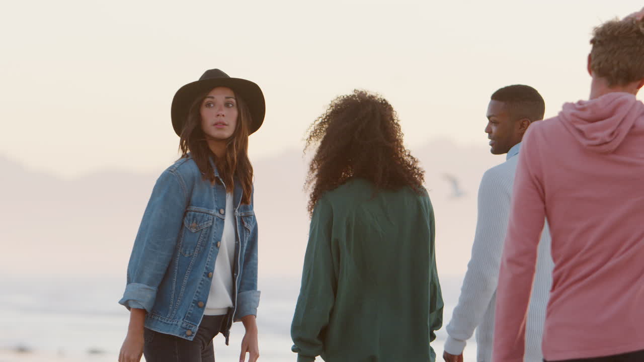 친구 들 이 함께 겨울 해변 을 따라 고 있는 뒤면