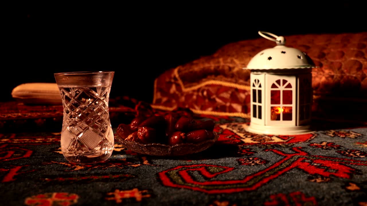 이프타르는 저녁 식사입니다. 장식의 슬라이더 뷰 라마단 카림 휴일 축제 축하 카드, 무슬림의 거룩한 달 라마단의 카림에 대한 초대. 어두운 배경. 선택적 초점