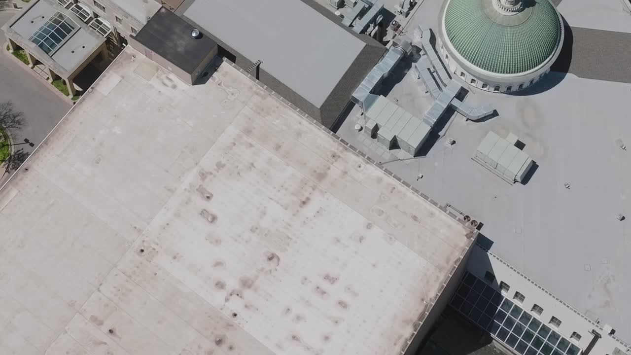 Vista del centro de Dallas, Texas, con edificios y espacios verdes