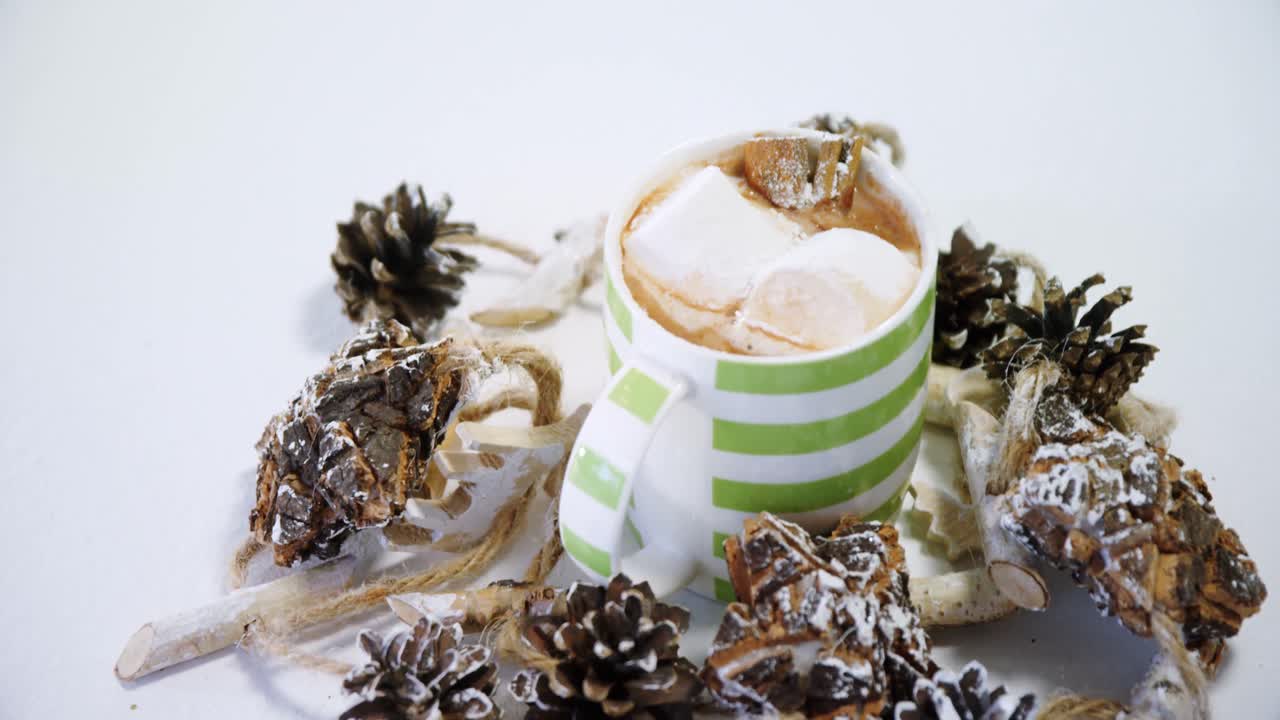 도시 에서 자전거 를 타고  ⁇ 고 있는 여자 4k