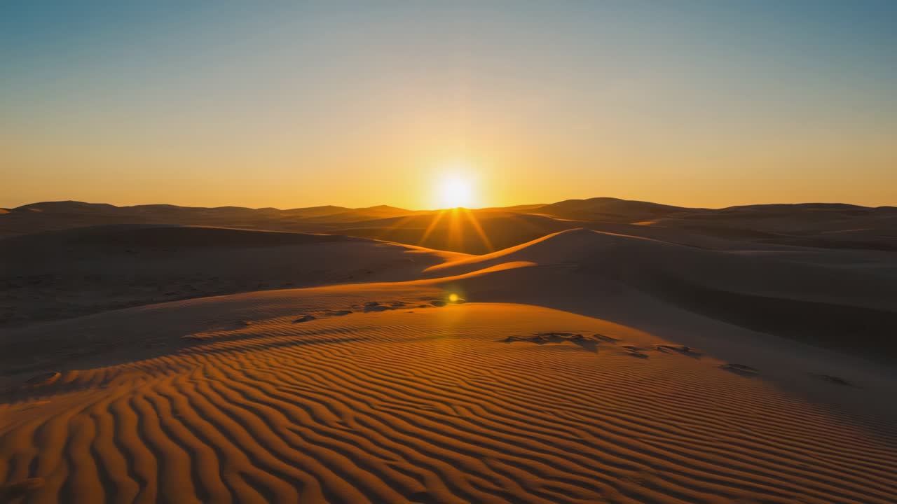El amanecer sobre las dunas de arena