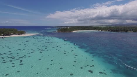 假期在毛里求斯島上 珊瑚礁在摩托船下 在陽光明<unk>的海岸線上