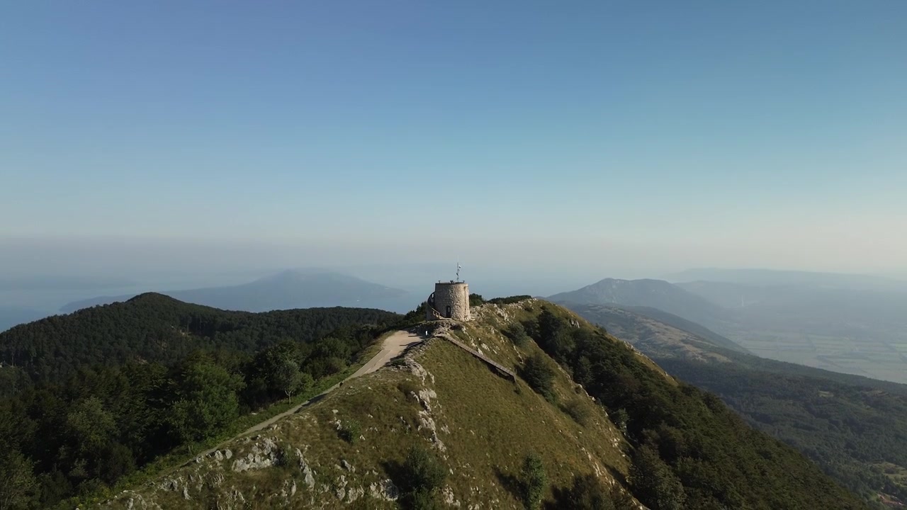 Volo ravvicinato aereo con drone sopra la cresta rocciosa calcarea del Monte Učka, Croazia