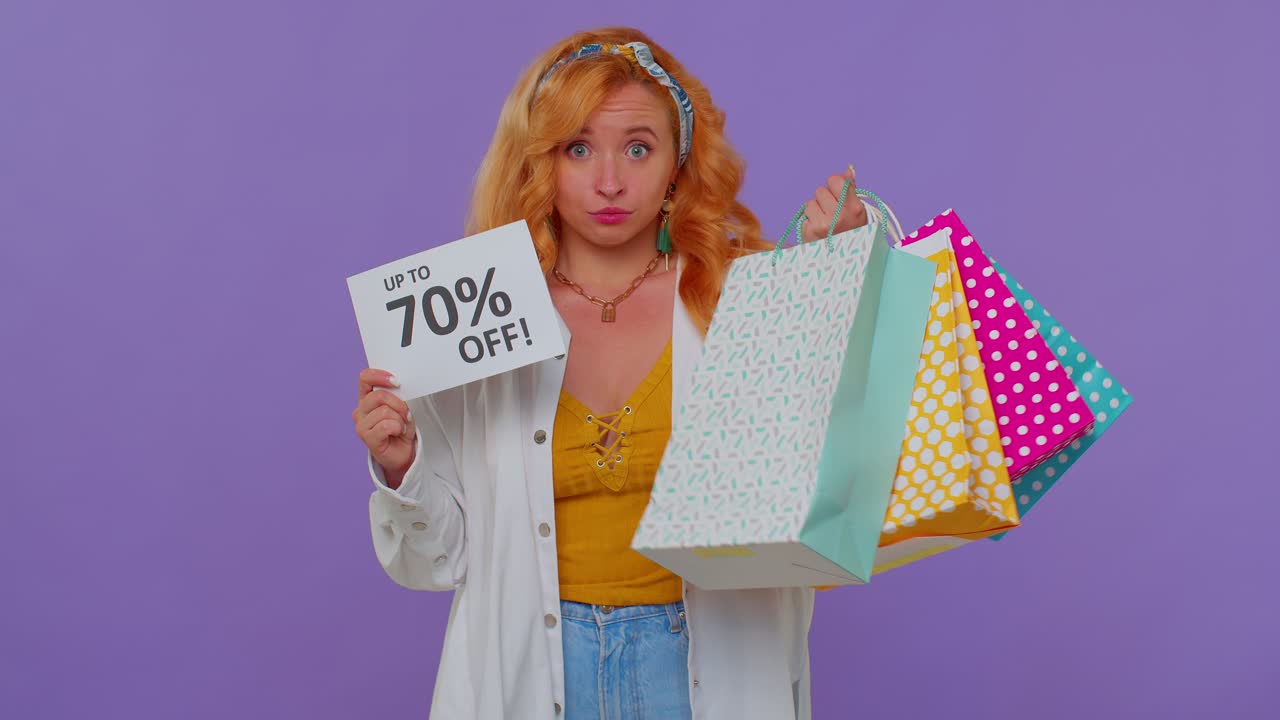 alegre chica pelirroja mostrando bolsas de compras, hasta un 70 por ciento de descuento en inscripciones pancarta, viernes negro