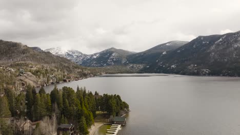 Drohne-Des-Ptarmigan-Mountain-Vom-Grand-Lake-Colorado-Mit-Einem-Schneesturm,-Der-über-Den-Gipfel-Zieht