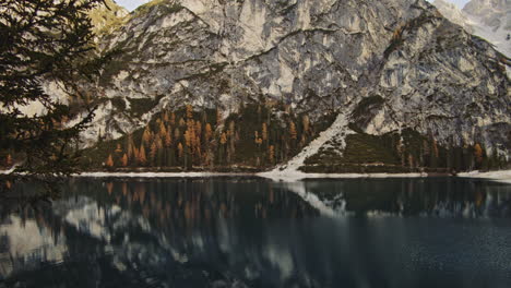 una de las montañas dolomitas a orillas del lago braies, italia