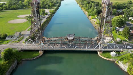 Vista-Aérea-Del-Canal-Y-El-Puente-Welland-En-Canadá