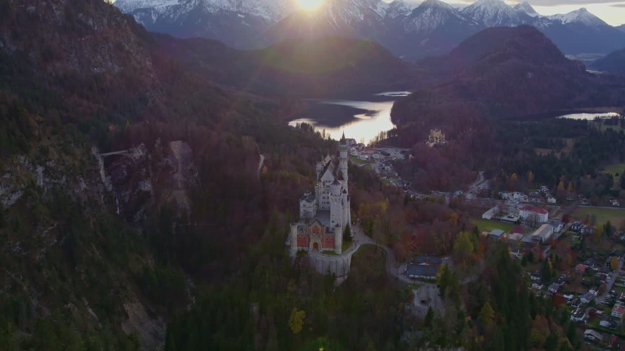 Majestätiska Neuschwanstein slott glöder vid solnedgången, Schwangau, Tyskland