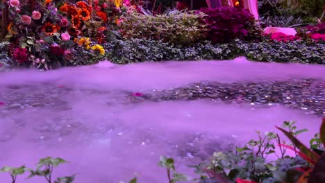 movimiento lento de la niebla rodando sobre un estanque dentro del hotel y casino bellagio en las vegas nevada