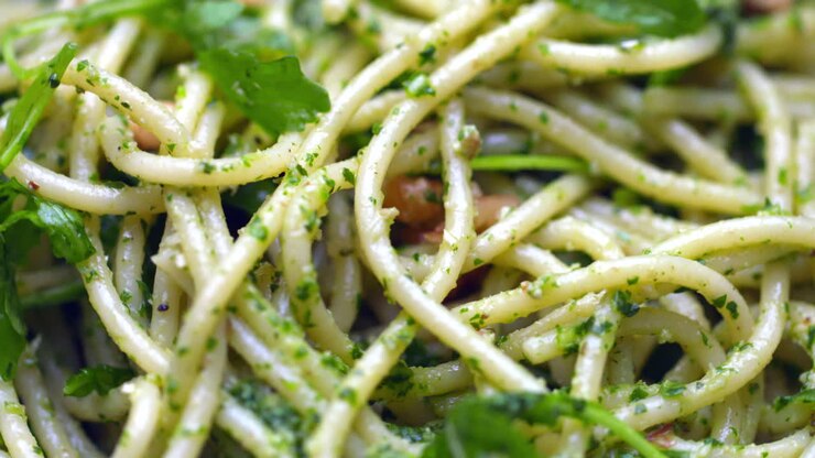 Pesto di spaghetti rucola e basilico.