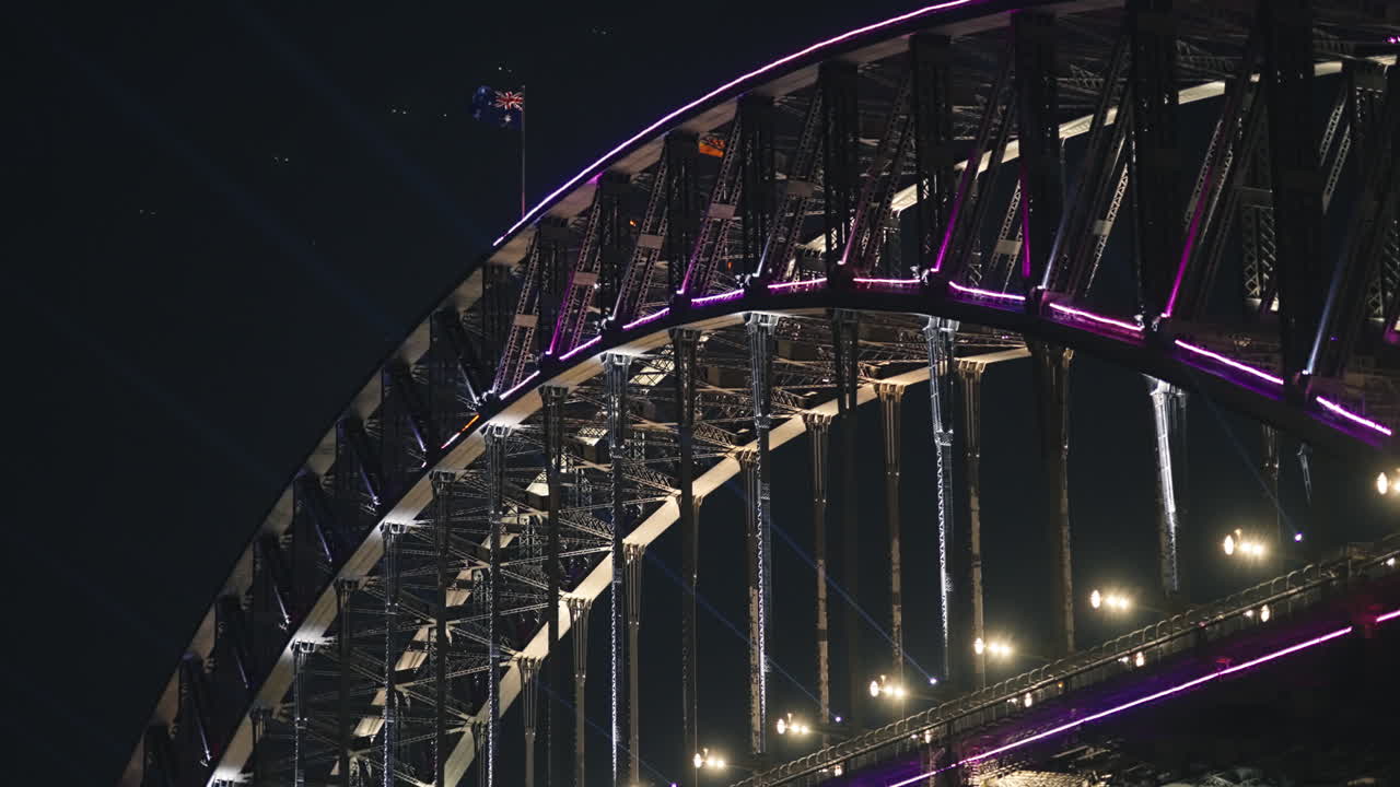 슬로우 모션으로 생생한 축제 중에 시드니 하버 브리지에 아름다운 반 ⁇ 이는 색 ⁇ 의 불빛
