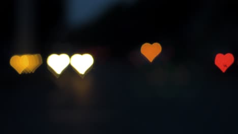 bokeh de hermosos corazones del camión en movimiento y los semáforos en la noche, el día de san valentín, el día de la boda o las redes sociales como concepto de fondo