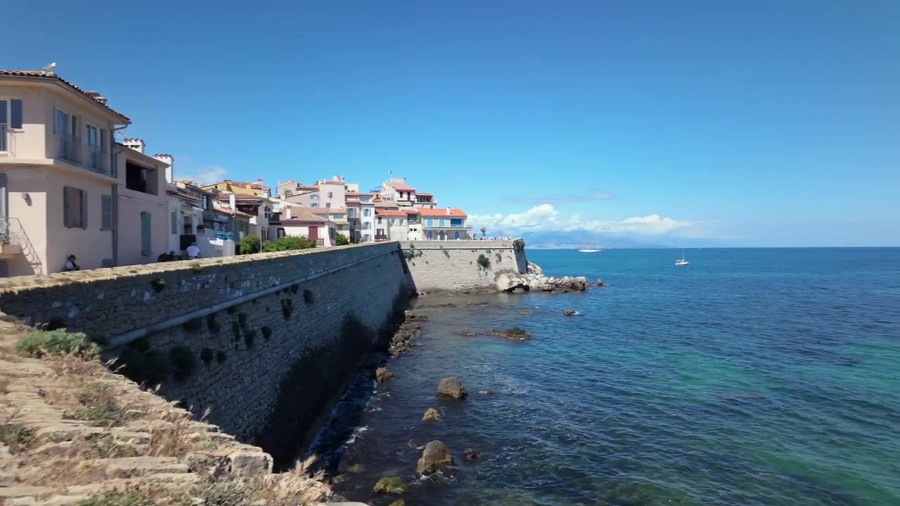 Vista panoramica del Giardino dei Poeti nel centro storico, con piante mediterranee, sentieri in pietra, edifici storici e viste sul mare lungo la Costa Azzurra, Antibes.