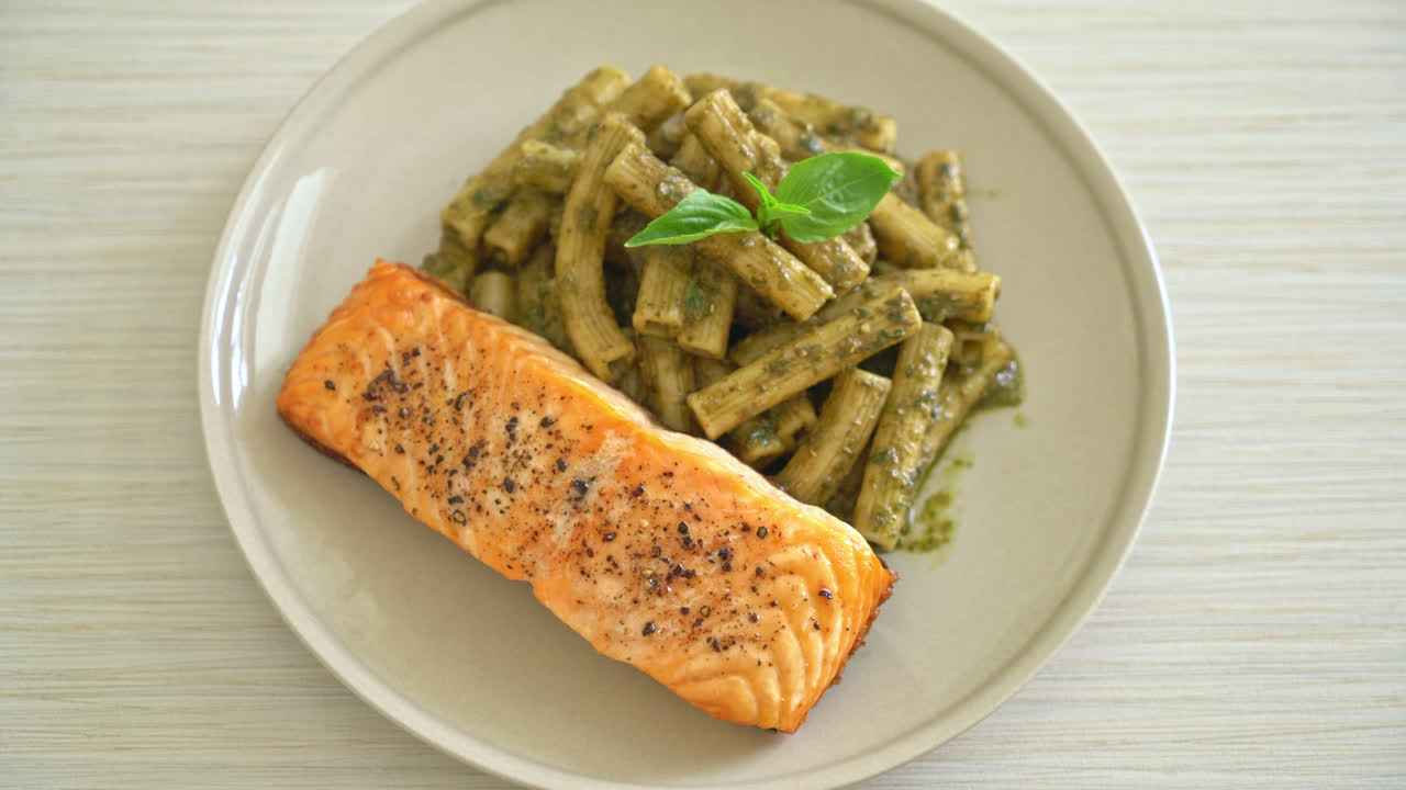 pasta penne quadrotto al pesto con filete de salmón a la parrilla