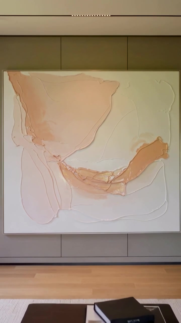 Video verticale: La telecamera si allontana da un primo piano, rivelando una tela a impasto in salotto per dare contesto.