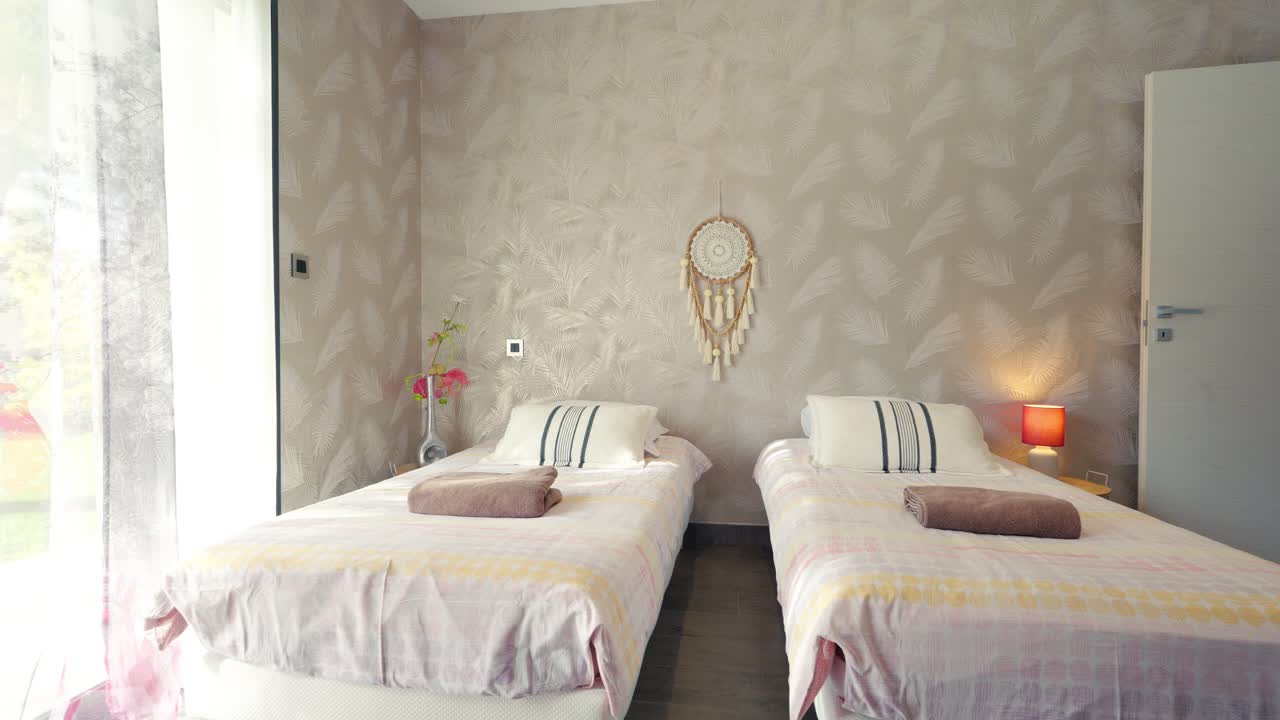 조명이 켜진 2개의 별도의 침대가 있는 현대적인 침실, 실내 디자인