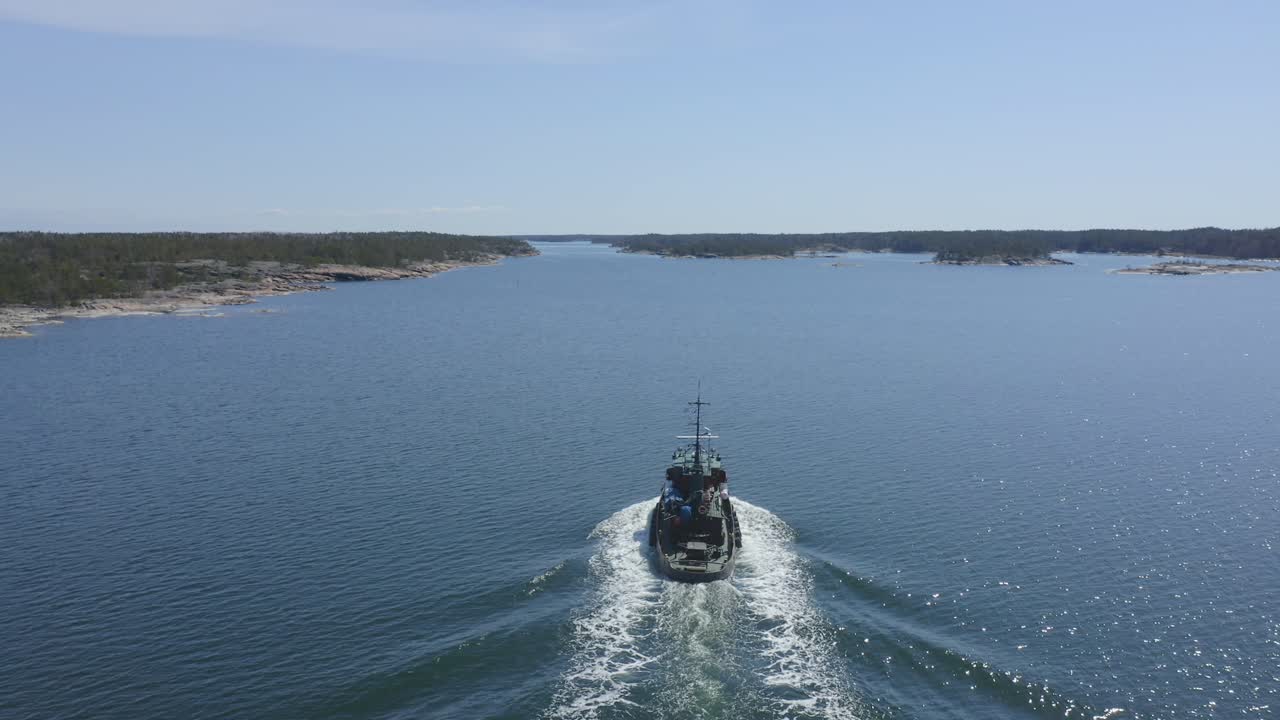 작은 견인선이 핀란드 군도 페어웨이에서 앞을 향하고 있습니다.
