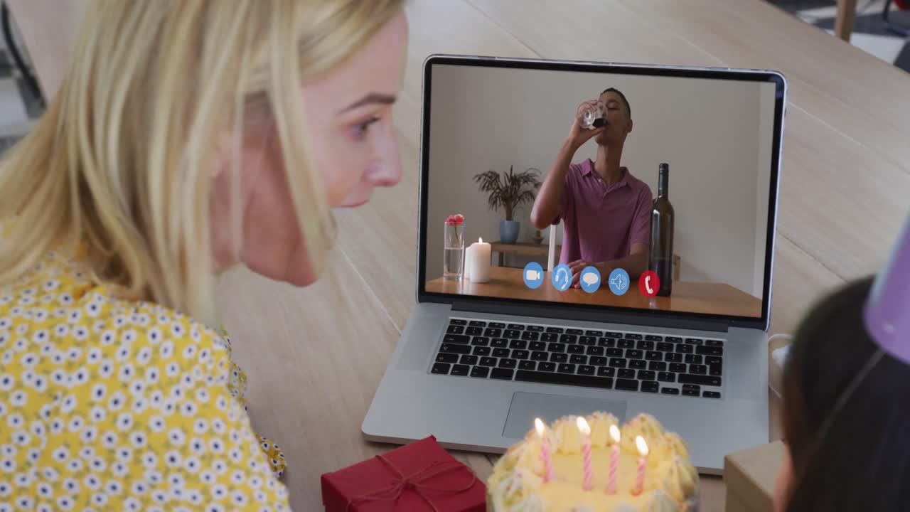 madre y hija caucásicas celebrando su cumpleaños haciendo una videollamada en una computadora portátil en casa